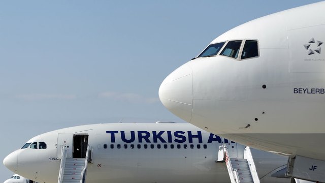 В Стамбуле самолет совершил экстренную посадку